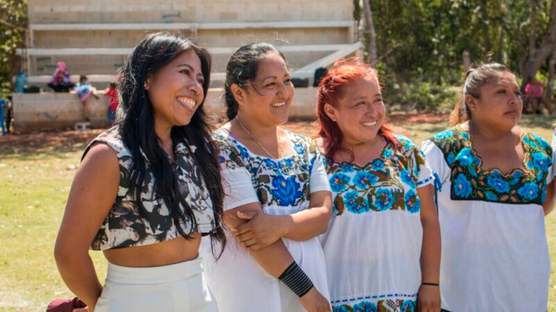 Yalitza Aparicio sorprende con visita al equipo de softbol, Las Amazonas de Yaxunah