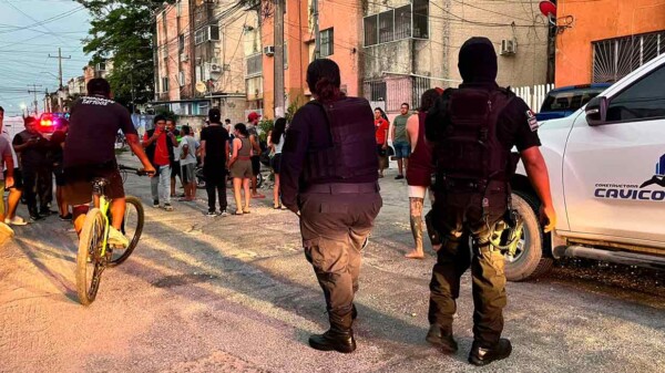 Vecinos someten a presunto ladrón de motocicletas en Cancún