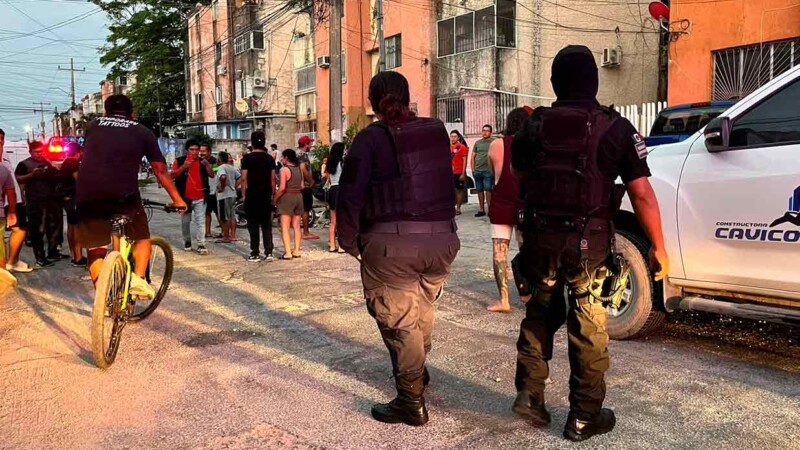 Vecinos someten a presunto ladrón de motocicletas en Cancún