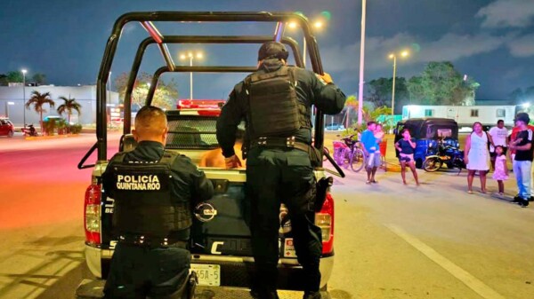 Mototaxistas someten a ladrón en plaza de Cancún