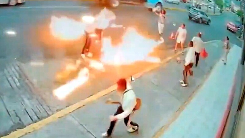 Riña entre tragafuegos y mariachis se hace viral en Morelia