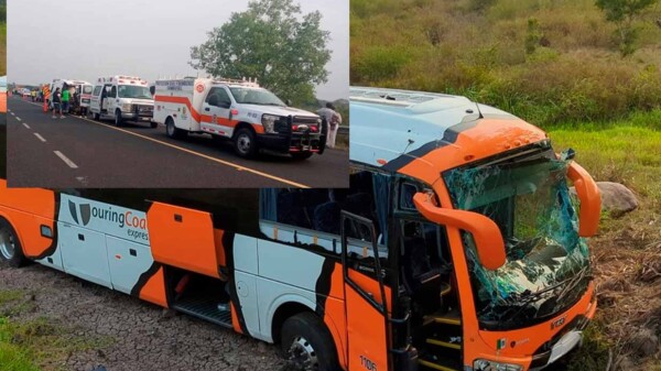 Vuelca autobús de turismo en Veracruz, hay 44 lesionados