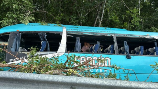 Se sale de la carretera Cancún-Mérida un autobús turístico Del Valle