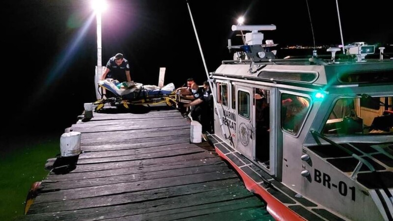 Apoya la Marina evacuación de emergencia de una mujer en Isla Mujeres