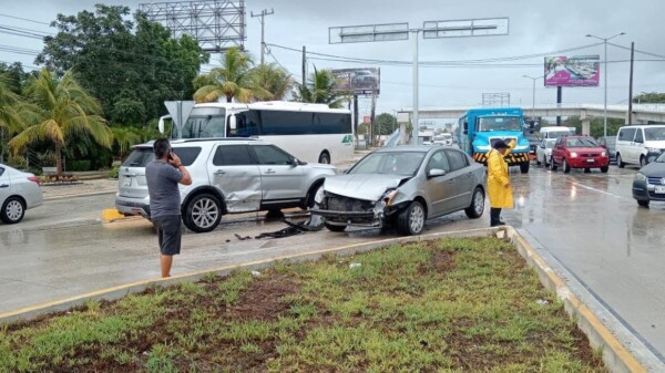Aparatoso accidente de tránsito en el bulevar Colosio de Cancún