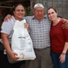 Atenea Gómez Ricalde entrega apoyos alimentarios a las abuelitas y abuelitos de Isla Mujeres