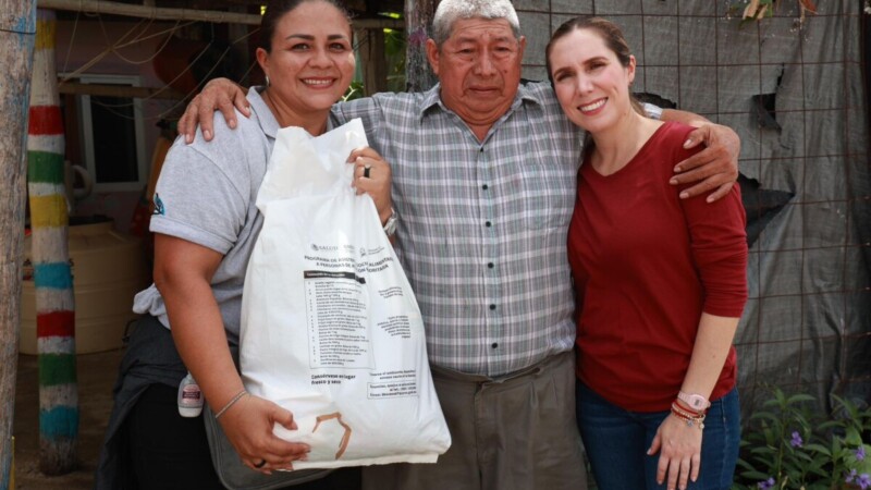 Atenea Gómez Ricalde entrega apoyos alimentarios a las abuelitas y abuelitos de Isla Mujeres