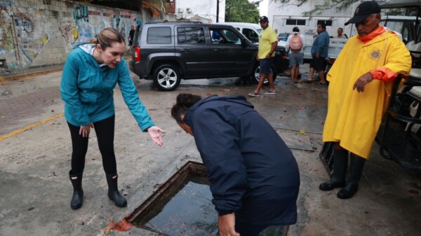 Atenea Gómez supervisa las acciones del Operativo Tormenta ante la presencia de lluvias fuertes en Isla Mujeres