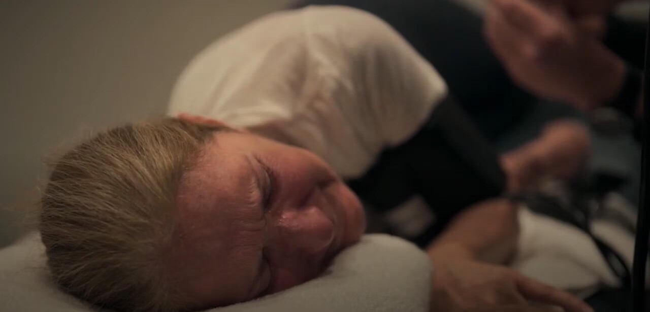 Céline Dion muestra cómo sufre una crisis por su enfermedad