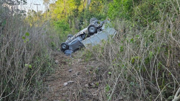 Chofer resulta lesionado tras volcar en la Ruta de Los Cenotes