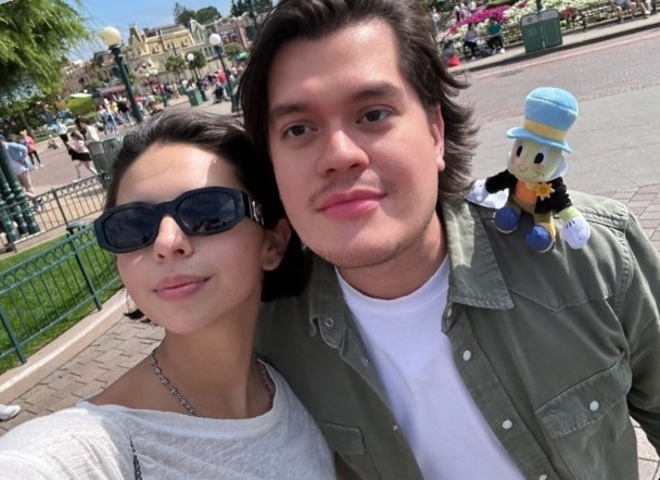 Christian Nodal y Ángela Aguilar disfrutan de su amor en Disneyland Paris