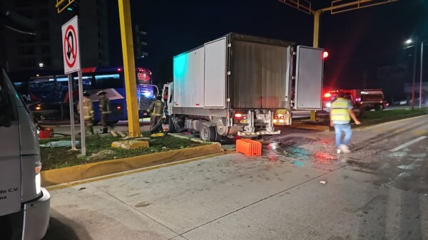 Deja 9 lesionados choque entre camiones en el bulevar Colosio de Cancún