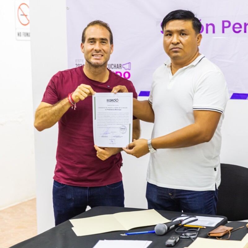 Diego Castañón, presidente electo de Tulum por mandato del pueblo; el candidato de “Sigamos haciendo historia” recibió anoche su constancia de mayoría del Ieqroo.