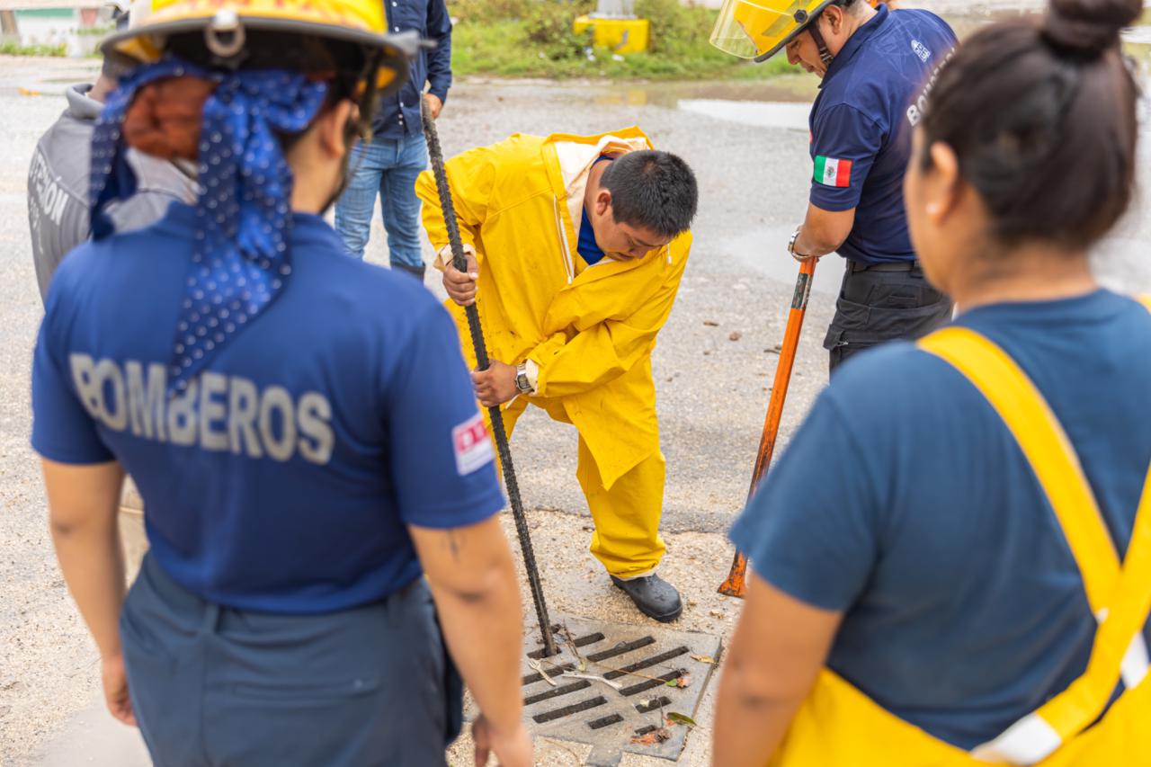 Diego Castañón supervisa trabajos de desazolve y dialoga con familias ante temporada de lluvias; dichos trabajos son parte de la cultura preventiva para evitar inundaciones mayores.