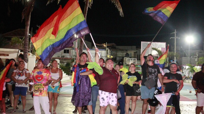 Encienden luces en la Explanada Municipal con lo que inician actividades del Mes del Orgullo 2024
