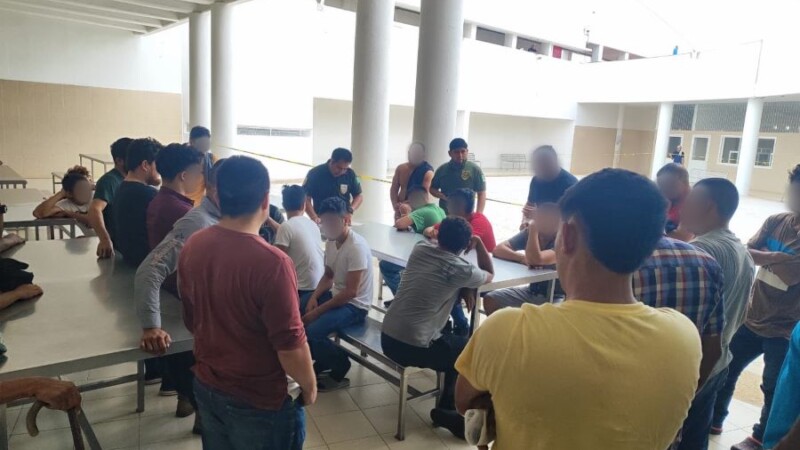 Rescatan en Veracruz a 82 migrantes que viajaban hacinadas en autobús