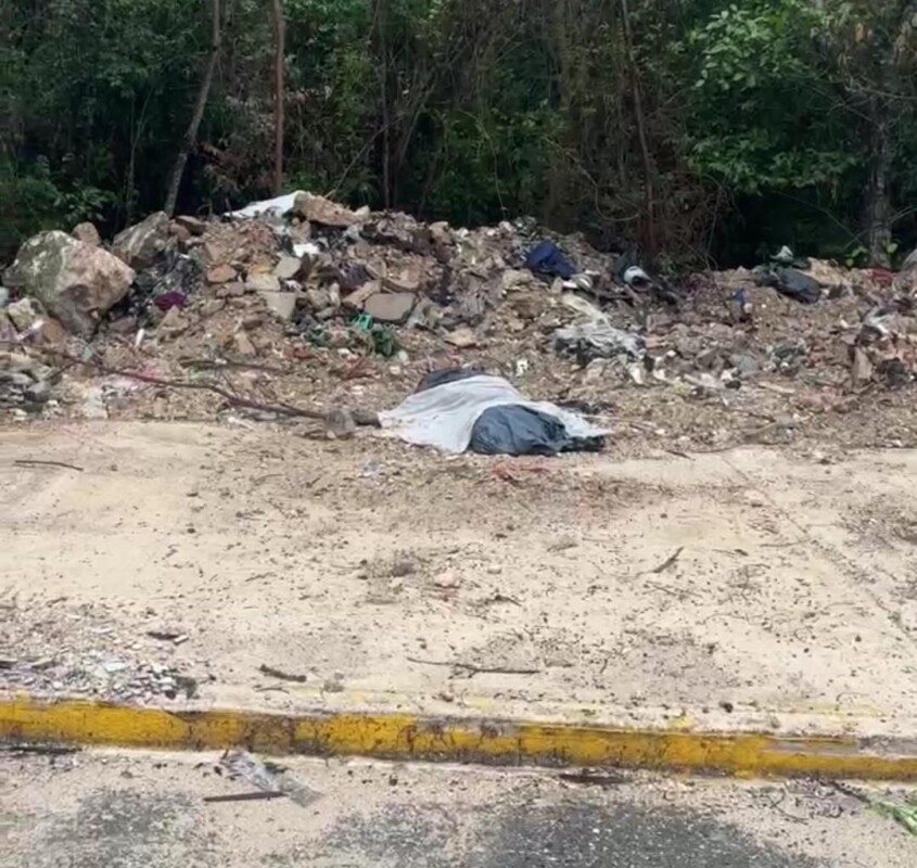 Hallan un cuerpo embolsado en el fraccionamiento Vista Real; la víctima es un hombre como de 30 años a quien le dejaron un narcomensaje.