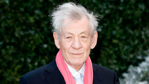 Hospitalizan de emergencia a Ian McKellen, tras caer del escenario