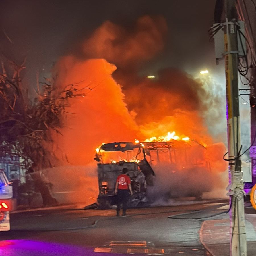 Se incendia un autobús en la Supermanzana 37 de Cancún; el conductor de la unidad que pérdida total resultó ileso.