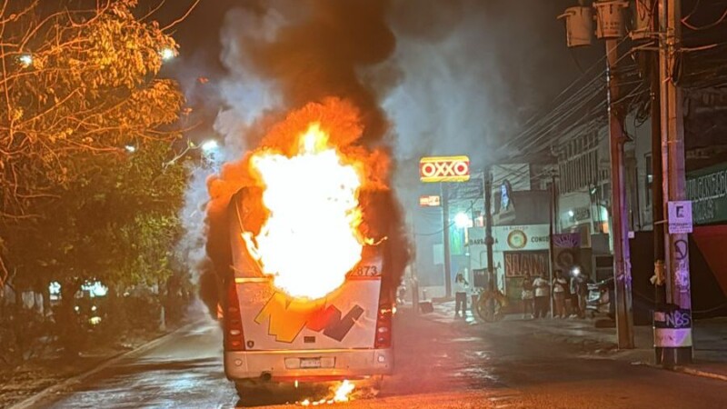 Se incendia un autobús en la Supermanzana 37 de Cancún