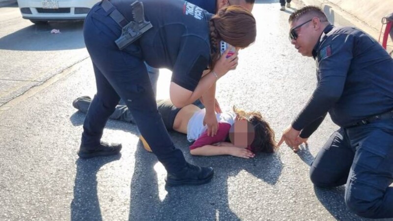 Niña se lanza desde un puente y cae sobre un vehículo