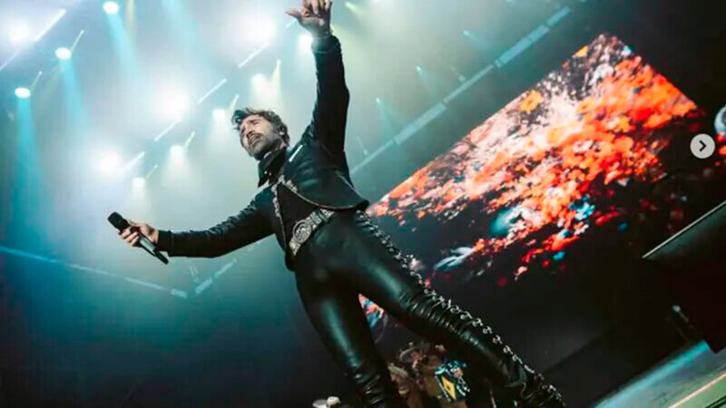 Pantalones de Alejandro Fernández dejan poco a la imaginación durante concierto