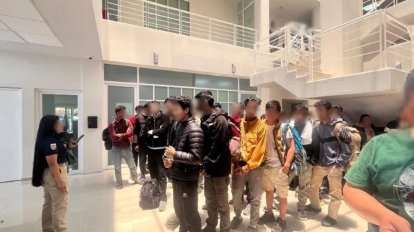 Rescatan a 84 personas migrantes de tres continentes