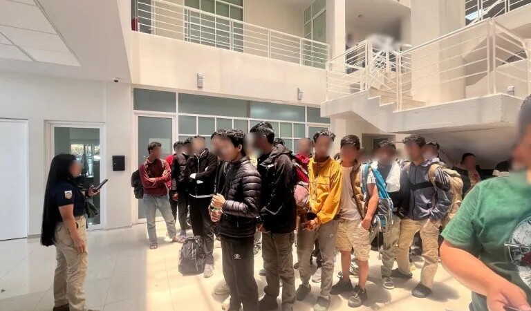 Rescatan a 84 personas migrantes de tres continentes