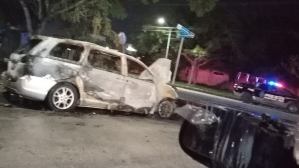 Se quema un vehículo en la Región 202 de Cancún (VIDEO)