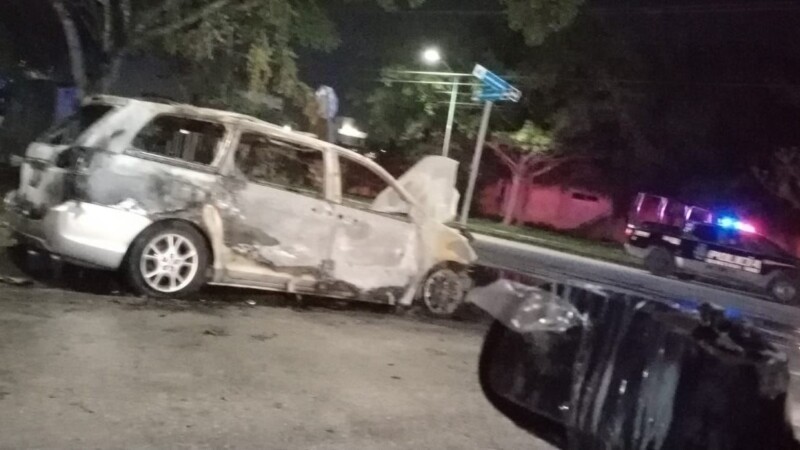 Se quema un vehículo en la Región 202 de Cancún (VIDEO)