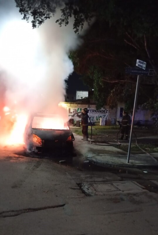 Se quema un vehículo en la Región 202 de Cancún (VIDEO); elementos de Bomberos atendieron la emergencia en Quinta Las Garzas.
