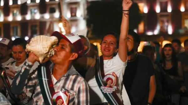 Con Sheinbaum, “llegamos todas”, clamor en el Zócalo