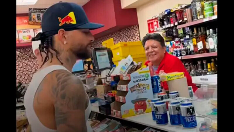 "Te pareces a Maluma": cajero del Oxxo al cantante