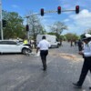 Choca un taxi y provoca volcadura de una camioneta Van en Cancún