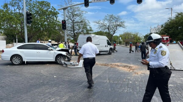 Choca un taxi y provoca volcadura de una camioneta Van en Cancún