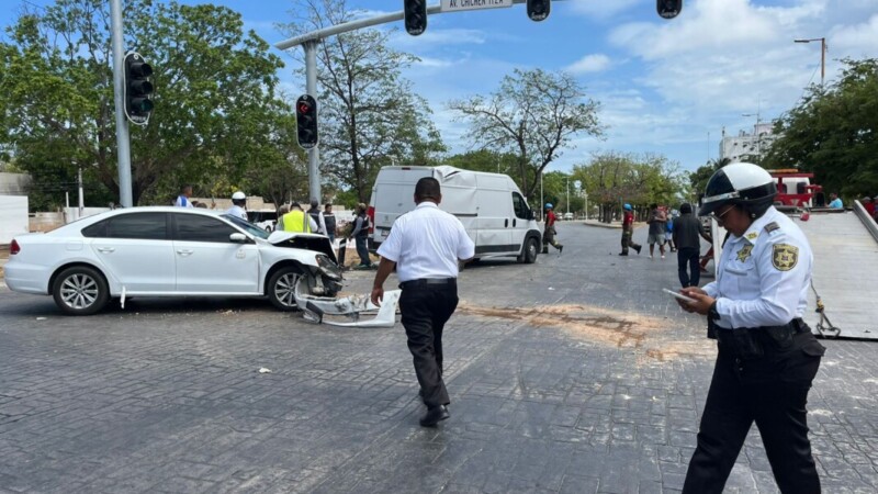 Choca un taxi y provoca volcadura de una camioneta Van en Cancún