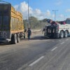 Vuelva camión cargado con mármol en la carretera Cancún-Puerto Morelos