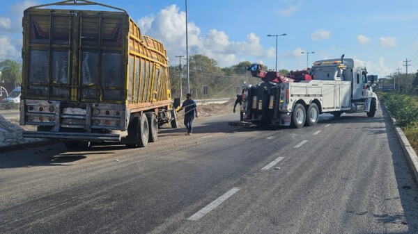 Vuelva camión cargado con mármol en la carretera Cancún-Puerto Morelos