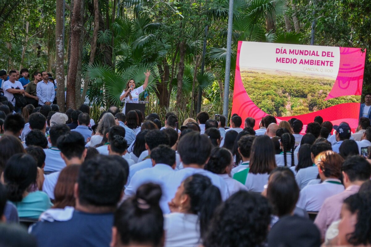 Durante la ceremonia conmemorativa, la gobernadora de Quintana Roo exhorta a reflexionar sobre la importancia de cuidar, preservar y restaurar nuestra riqueza natural.