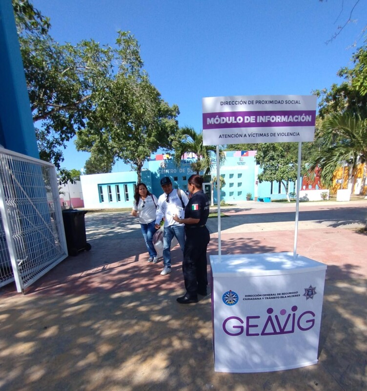 Isla Mujeres: Instalan módulo de prevención contra la violencia hacia la mujeres en la Zona Continental; se compartieron volantes informativos.