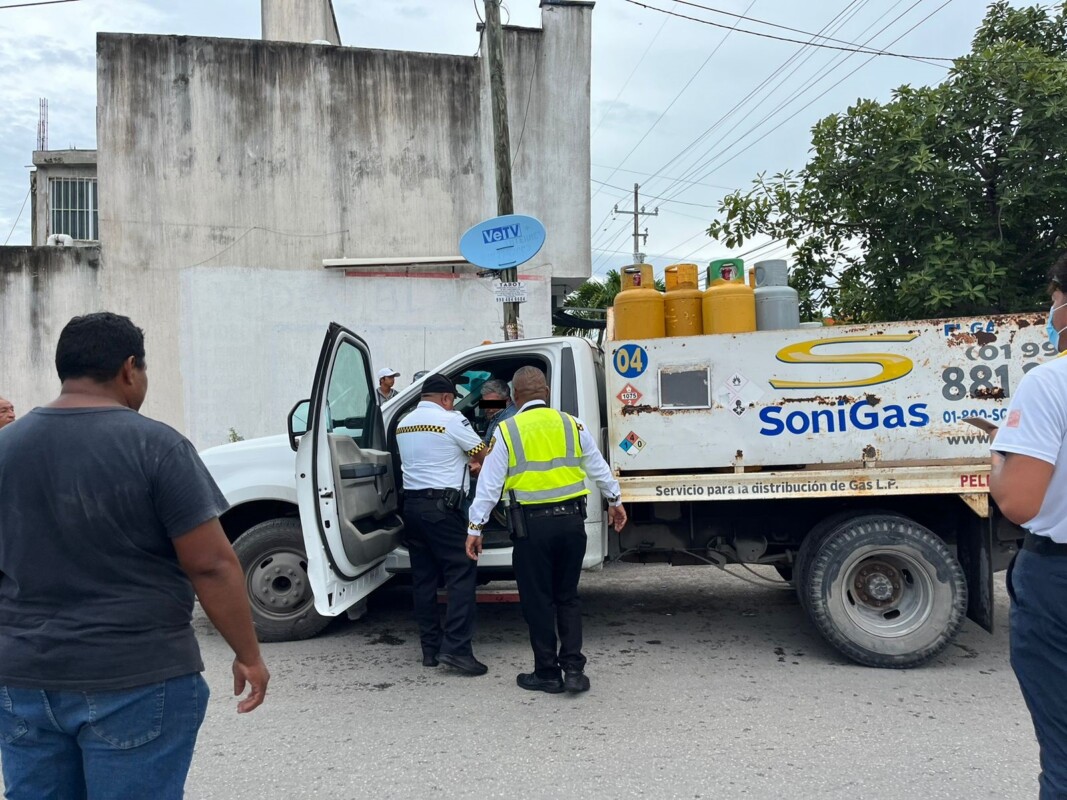 Muere una niña de 6 años en un trágico accidente en Los Héroes en Cancún; la moto en la que iba con sus padres fue impactada por un chofer repartidor de gas.