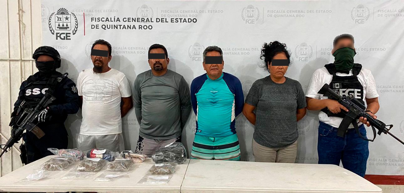 Capturan a 24 narcomenudistas en las playas de la Zona Hotelera de Cancún; a 19 hombres y 5 mujeres les decomisaron mil 867 dosis de diversos narcóticos.