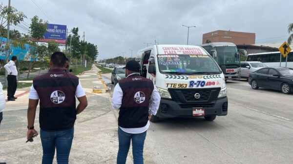 Sancionan a operador de combi en Cancún por circular en ciclovía y poner en riesgo al peatón