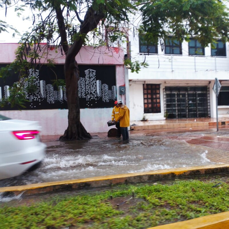 Cancún amaneció bajo el agua por las lluvias intensas; las precipitaciones se mantuvieron por al menos cinco horas, provocando caos en la ciudad.