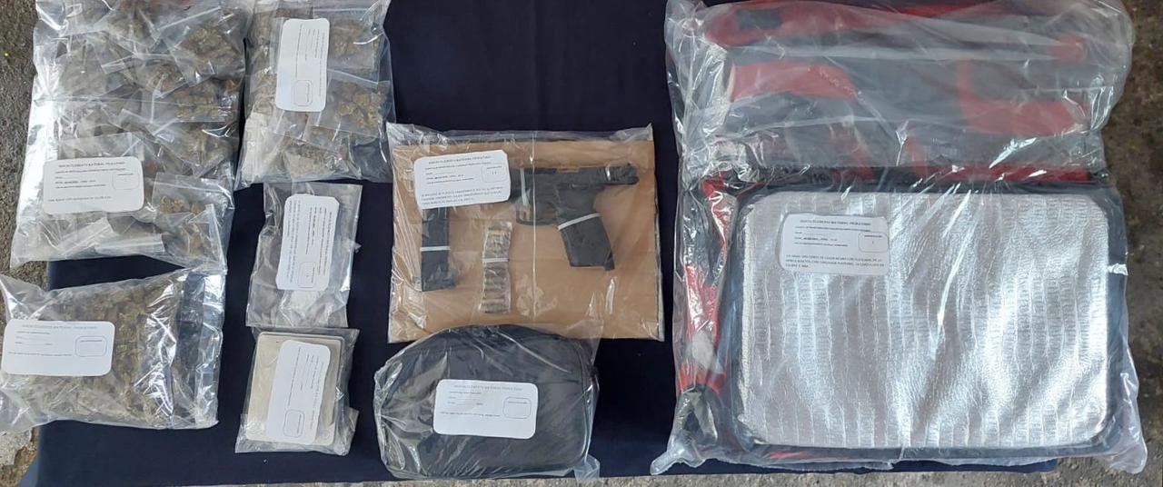 Aseguran a pareja de narcomenudistas en la Supermanzana 71 de Cancún; intercambianan bolsas con enervantes cuando fueron descubiertos por policías.