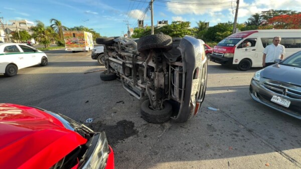 Aparatoso choque y volcadura en el cruce de las avenidas Tules y Chac Mool