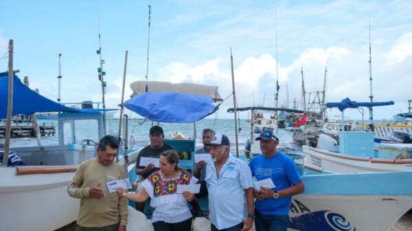 Entrega Mara Lezama tarjetas electrónicas del programa Apoyo en veda para los Pescadores