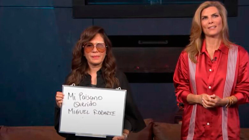 Yolanda Andrade no puede hablar, se comunica con un pizarrón