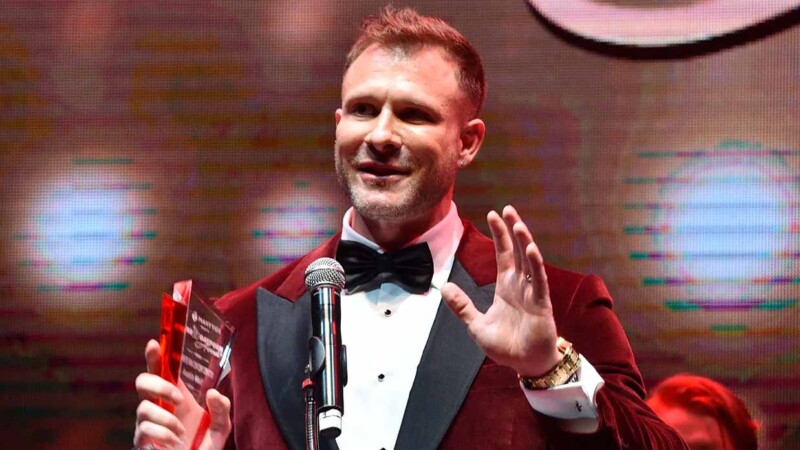 Actor de cine para adultos es detenido por cargos de pornografía infantil