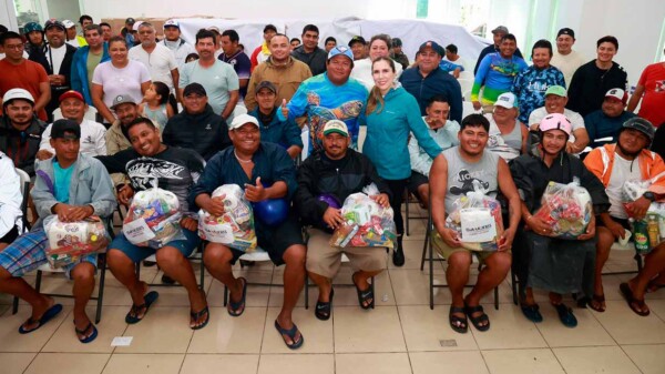 Atenea Gómez Ricalde refrenda su compromiso con las familias isleñas con la entrega de más de 4 mil apoyos alimentarios
